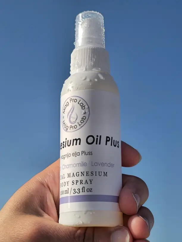 MagPro Lab Magnesium Oil Plus being held before use | Magnija eļļa Pluss lietošanai pēc treniņa
